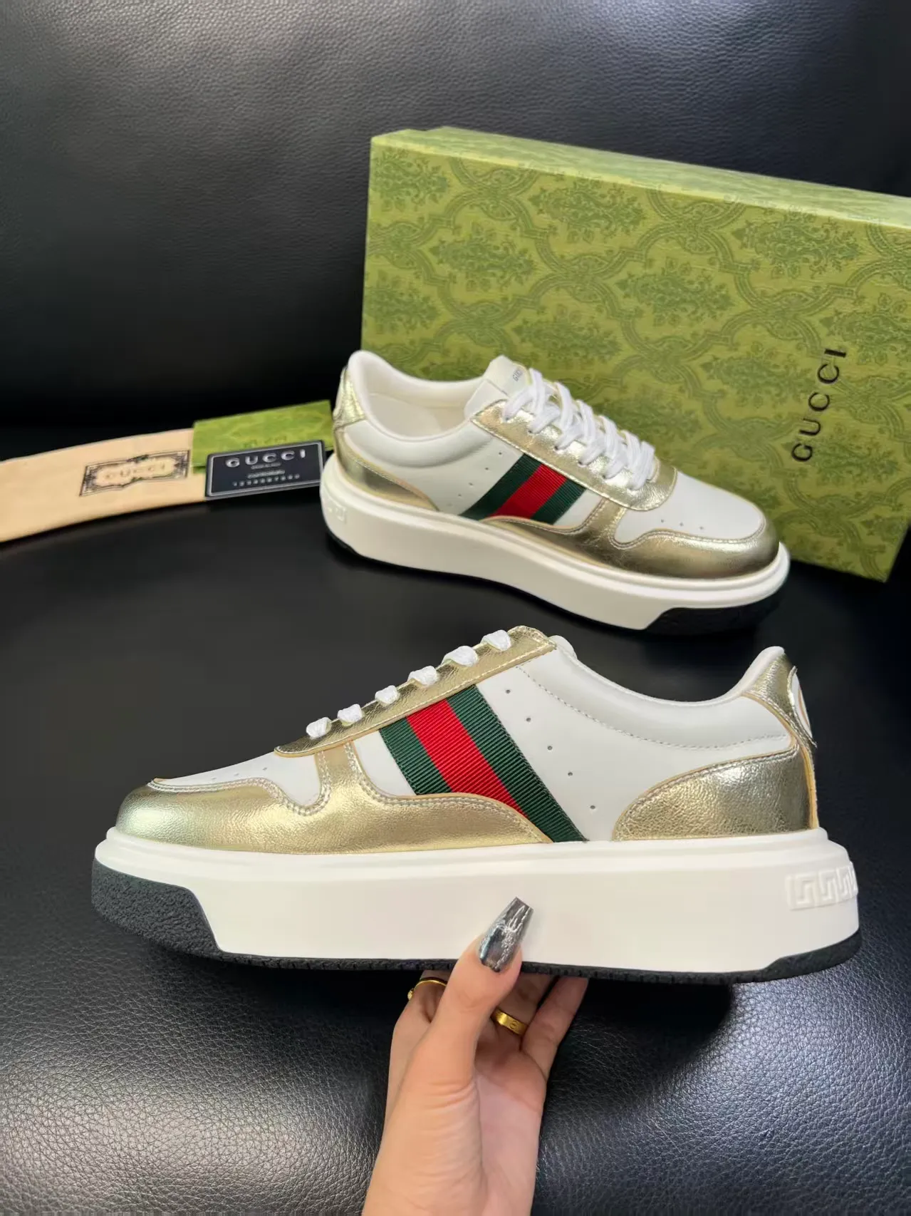 P460 new men's shoes GUCCI [Lightning] latest shoes are shipped. Original quality, fashionable and trendy, using special materials and brand new packaging inside the net. The foot feels super comfortable and the workmanship is impeccable. Size: 38-45